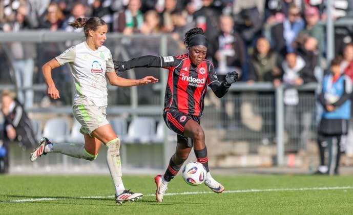 DEU, Frankfurt, Eintracht Frankfurt vs Werder Bremen, Google Pixel Frauen Bundesliga, DFB, Saison 2526, Stadion am Bretanobad, 7. Spieltag im Bild v.l.n.r: Hanna NÃ meth (Werder Bremen 23), Nicole Anyomi (Eintracht Frankfurt 19), Zweikampf, Torchance DFB DFL REGULATIONS PROHIBIT ANY USE OF PHOTOGRAPHS AS IMAGE SEQUENCES AND OR QUASI-VIDEO, 19.10.2025 Copyright: HMBxMedia HendrikxHamelau