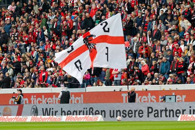 Fanfahne SC Freiburg , Deutschland, Fussball, 1. Bundesliga, 7.Spieltag, 2025 2026, SC Freiburg vs. Eintracht Frankfurt, 19.10.2025, Europa-Park Stadion, Freiburg im Breisgau, Deutschland Freiburg im Breisgau Europa-Park Stadion Baden-Württemberg Deutschland Copyright: xGrantxHubbsx
