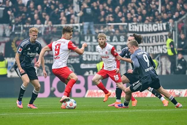 Lucas Hoeler (SC Freiburg, 09) am Ball und im Zweikampf mit Jonathan Burkardt (Eintracht Frankfurt, 09) GER, SC Freiburg - Eintracht Frankfurt, Fussball, Bundesliga, 7. Spieltag, Saison 2025 2026, 19.10.2025 DFL DFB REGULATIONS PROHIBIT ANY USE OF PHOTOGRAPHS AS IMAGE SEQUENCES AND OR QUASI-VIDEO GER, SC Freiburg - Eintracht Frankfurt, Fussball, Bundesliga, 7. Spieltag, Saison 2025 2026, 19.10.2025 Freiburg Copyright: xEibner-Pressefoto ThomasxHessx EP_THS