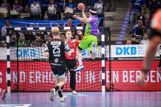 Kasper Thorsen Lien (TVB Stuttgart, 07) vs. Berliner Schlussmann: Lasse Ludwig (Fuechse Berlin, 01) GER, TVB 1898 Stuttgart - Fuechse Berlin, DAIKIN HBL, Handball, Bundesliga, 9. Spieltag, Spielzeit 2025 2026, 19.10.2025 GER, TVB 1898 Stuttgart - Fuechse Berlin, DAIKIN HBL, Handball, Bundesliga, 9. Spieltag, Spielzeit 2025 2026, 19.10.2025 Stuttgart Copyright: xSandyxDinkelackerx EP_SDR