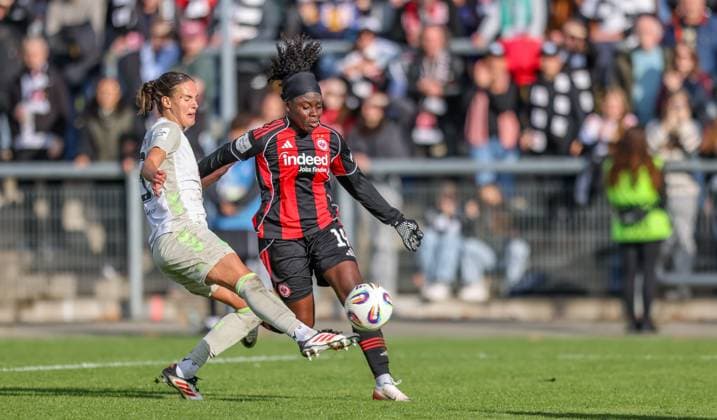 DEU, Frankfurt, Eintracht Frankfurt vs Werder Bremen, Google Pixel Frauen Bundesliga, DFB, Saison 2526, Stadion am Bretanobad, 7. Spieltag im Bild v.l.n.r: Hanna NÃ meth (Werder Bremen 23), Nicole Anyomi (Eintracht Frankfurt 19), Zweikampf, Torchance DFB DFL REGULATIONS PROHIBIT ANY USE OF PHOTOGRAPHS AS IMAGE SEQUENCES AND OR QUASI-VIDEO, 19.10.2025 Copyright: HMBxMedia HendrikxHamelau