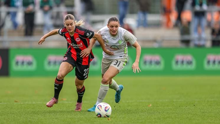 DEU, Frankfurt, Eintracht Frankfurt vs Werder Bremen, Google Pixel Frauen Bundesliga, DFB, Saison 2526, Stadion am Bretanobad, 7. Spieltag im Bild v.l.n.r: Nadine Riesen (Eintracht Frankfurt 22), Verena Wieder (Werder Bremen 31), Zweikampf DFB DFL REGULATIONS PROHIBIT ANY USE OF PHOTOGRAPHS AS IMAGE SEQUENCES AND OR QUASI-VIDEO, 19.10.2025 Copyright: HMBxMedia HendrikxHamelau