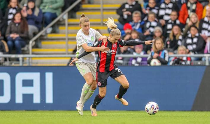 DEU, Frankfurt, Eintracht Frankfurt vs Werder Bremen, Google Pixel Frauen Bundesliga, DFB, Saison 2526, Stadion am Bretanobad, 7. Spieltag im Bild v.l.n.r: Michelle Ulbrich (Werder Bremen 5), Rebecka Blomqvist (Eintracht Frankfurt 28), Zweikampf DFB DFL REGULATIONS PROHIBIT ANY USE OF PHOTOGRAPHS AS IMAGE SEQUENCES AND OR QUASI-VIDEO, 19.10.2025 Copyright: HMBxMedia HendrikxHamelau