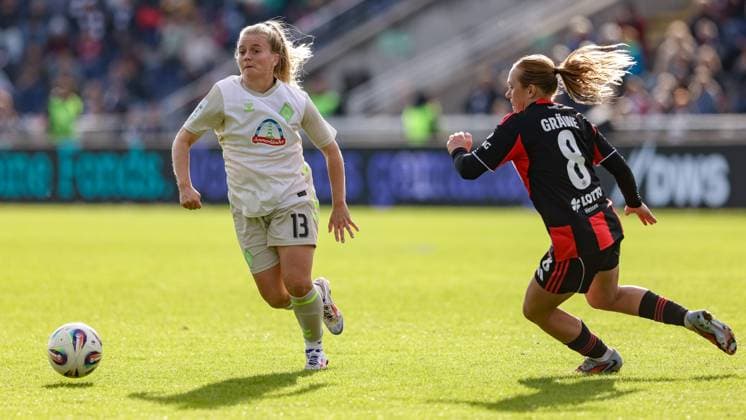 v.li.: Ricarda Walkling (SV Werder Bremen, 13) und Lisanne Gräwe (Eintracht Frankfurt, 8) im Zweikampf, Duell, Dynamik, Aktion, Action, Spielszene, DIE DFB-RICHTLINIEN UNTERSAGEN JEGLICHE NUTZUNG VON FOTOS ALS SEQUENZBILDER UND ODER VIDEOÄHNLICHE FOTOSTRECKEN. DFB REGULATIONS PROHIBIT ANY USE OF PHOTOGRAPHS AS IMAGE SEQUENCES AND OR QUASI-VIDEO., 19.10.2025, Frankfurt am Main (Deutschland), Fussball, Google Pixel Frauen-Bundesliga, Eintracht Frankfurt - SV Werder Bremen