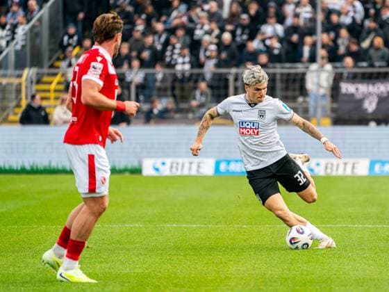 Niklas Koelle (SSV Ulm 1846, 32) am Ball, GER, SSV Ulm 1846 vs. FC Energie Cottbus, Fussball, 3. Liga, Spielzeit 2025 2026, 19.10.2025, DFB DFL regulations prohibit any use of photographs as image sequences and or quasi-video. GER, SSV Ulm 1846 vs. FC Energie Cottbus, Fussball, 3. Liga, Spielzeit 2025 2026, 19.10.2025 Ulm Copyright: xMichaelxSchmidt Eibner-Pressefotx EP_MST