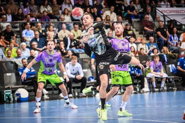 Mathias Gidsel (Fuechse Berlin, 19) - dahinter Patrick Zieker (TVB Stuttgart, 25), li. noch Kai Haefner (TVB Stuttgart, 34) GER, TVB 1898 Stuttgart - Fuechse Berlin, DAIKIN HBL, Handball, Bundesliga, 9. Spieltag, Spielzeit 2025 2026, 19.10.2025 GER, TVB 1898 Stuttgart - Fuechse Berlin, DAIKIN HBL, Handball, Bundesliga, 9. Spieltag, Spielzeit 2025 2026, 19.10.2025 Stuttgart Copyright: xSandyxDinkelackerx EP_SDR