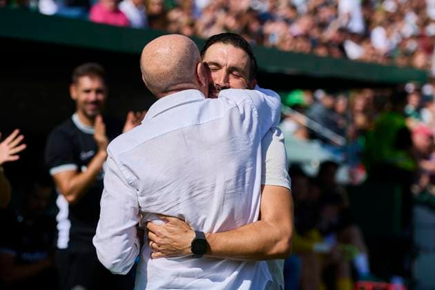 October 19, 2025, Elche, Alicante, Spain: Eder Sarabia, Head Coach of Elche CF, receives the award for best coach in September prior the Spanish League, LaLiga EA Sports, football match played between Elche CF and Athletic Club Bilbao at Estadio Manuel Martinez Valero on October 19, 2025 in Elche, Alicante, Spain. Elche Spain - ZUMAa181 20251019_zaa_a181_012 Copyright: xFranciscoxMaciax
