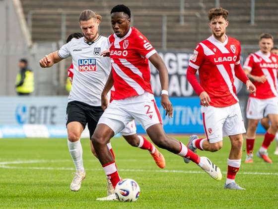 King Manu (FC Energie Cottbus, 02) im Zweikampf mit Dennis Chessa (SSV Ulm 1846, 11), GER, SSV Ulm 1846 vs. FC Energie Cottbus, Fussball, 3. Liga, Spielzeit 2025 2026, 19.10.2025, DFB DFL regulations prohibit any use of photographs as image sequences and or quasi-video. GER, SSV Ulm 1846 vs. FC Energie Cottbus, Fussball, 3. Liga, Spielzeit 2025 2026, 19.10.2025 Ulm Copyright: xMichaelxSchmidt Eibner-Pressefotx EP_MST