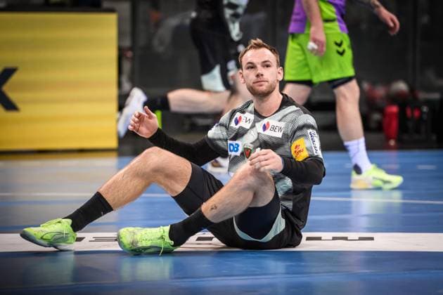 Mathias Gidsel (Fuechse Berlin, 19) - sitzend auf Spielfeld, sichtlich unzufrieden nach Entscheidung des Schiedsrichters GER, TVB 1898 Stuttgart - Fuechse Berlin, DAIKIN HBL, Handball, Bundesliga, 9. Spieltag, Spielzeit 2025 2026, 19.10.2025 GER, TVB 1898 Stuttgart - Fuechse Berlin, DAIKIN HBL, Handball, Bundesliga, 9. Spieltag, Spielzeit 2025 2026, 19.10.2025 Stuttgart Copyright: xSandyxDinkelackerx EP_SDR