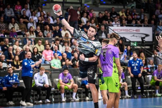 Mijajlo Marsenic (Fuechse Berlin, 93) zieht vorbei an Antonio Serradilla (TVB Stuttgart, 05) GER, TVB 1898 Stuttgart - Fuechse Berlin, DAIKIN HBL, Handball, Bundesliga, 9. Spieltag, Spielzeit 2025 2026, 19.10.2025 GER, TVB 1898 Stuttgart - Fuechse Berlin, DAIKIN HBL, Handball, Bundesliga, 9. Spieltag, Spielzeit 2025 2026, 19.10.2025 Stuttgart Copyright: xSandyxDinkelackerx EP_SDR
