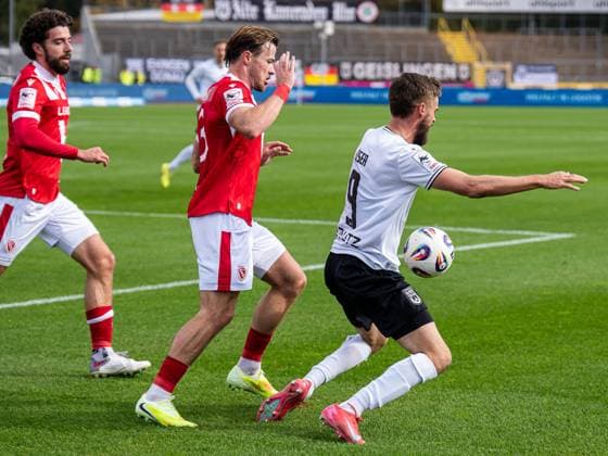 Lucas Roeser (SSV Ulm 1846, 09) im Zweikampf mit Henry Rorig (FC Energie Cottbus, 03), GER, SSV Ulm 1846 vs. FC Energie Cottbus, Fussball, 3. Liga, Spielzeit 2025 2026, 19.10.2025, DFB DFL regulations prohibit any use of photographs as image sequences and or quasi-video. GER, SSV Ulm 1846 vs. FC Energie Cottbus, Fussball, 3. Liga, Spielzeit 2025 2026, 19.10.2025 Ulm Copyright: xMichaelxSchmidt Eibner-Pressefotx EP_MST