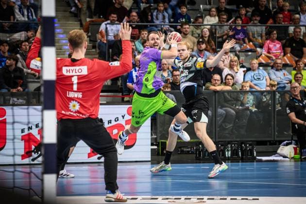 Kai Haefner (TVB Stuttgart, 34) vs. Lasse Ludwig (Fuechse Berlin, 01), dahinter Matthes Langhoff (Fuechse Berlin, 25) GER, TVB 1898 Stuttgart - Fuechse Berlin, DAIKIN HBL, Handball, Bundesliga, 9. Spieltag, Spielzeit 2025 2026, 19.10.2025 GER, TVB 1898 Stuttgart - Fuechse Berlin, DAIKIN HBL, Handball, Bundesliga, 9. Spieltag, Spielzeit 2025 2026, 19.10.2025 Stuttgart Copyright: xSandyxDinkelackerx EP_SDR