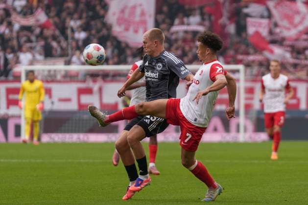 Rasmus Kristensen (Eintracht Frankfurt, 13) im Zweikampf mit Derry Scherhant (SC Freiburg, 07) , Deutschland, Fussball, 1. Bundesliga, 7.Spieltag, 2025 2026, SC Freiburg vs. Eintracht Frankfurt, 19.10.2025, Europa-Park Stadion, Freiburg, Deutschland DFL REGULATIONS PROHIBIT ANY USE OF PHOTOGRAPHS AS IMAGE SEQUENCES AND OR QUASI-VIDEO. Freiburg Europa-Park Stadion Baden-Württemberg Deutschland Copyright: xArnexAmbergx