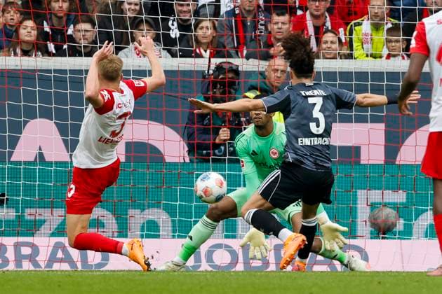 Philipp Lienhart (SC Freiburg, 03), Kaua Santos (Eintracht Frankfurt, 40) und Arthur Theate (Eintracht Frankfurt, 03) im Kampf um den Ball , Deutschland, Fussball, 1. Bundesliga, 7.Spieltag, 2025 2026, SC Freiburg vs. Eintracht Frankfurt, 19.10.2025, Europa-Park Stadion, Freiburg im Breisgau, Deutschland Freiburg im Breisgau Europa-Park Stadion Baden-Württemberg Deutschland Copyright: xGrantxHubbsx