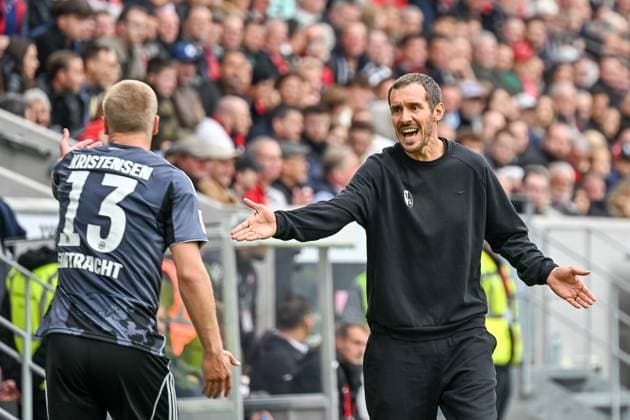 Rasmus Kristensen (Eintracht Frankfurt, 13), Julian Schuster (SC Freiburg, Trainer) mit Emotionen GER, SC Freiburg - Eintracht Frankfurt, Fussball, Bundesliga, 7. Spieltag, Saison 2025 2026, 19.10.2025 DFL DFB REGULATIONS PROHIBIT ANY USE OF PHOTOGRAPHS AS IMAGE SEQUENCES AND OR QUASI-VIDEO GER, SC Freiburg - Eintracht Frankfurt, Fussball, Bundesliga, 7. Spieltag, Saison 2025 2026, 19.10.2025 Freiburg Copyright: xEibner-Pressefoto ThomasxHessx EP_THS