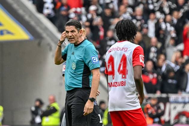 Deniz Aytekin (Schiedsrichter) zeigt an er hat den ball an den Kopf bekommen. GER, SC Freiburg - Eintracht Frankfurt, Fussball, Bundesliga, 7. Spieltag, Saison 2025 2026, 19.10.2025 DFL DFB REGULATIONS PROHIBIT ANY USE OF PHOTOGRAPHS AS IMAGE SEQUENCES AND OR QUASI-VIDEO GER, SC Freiburg - Eintracht Frankfurt, Fussball, Bundesliga, 7. Spieltag, Saison 2025 2026, 19.10.2025 Freiburg Copyright: xEibner-Pressefoto ThomasxHessx EP_THS