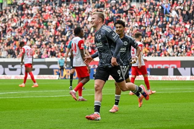 Jubel nach dem Tor zum 1:2 durch Jonathan Burkardt (Eintracht Frankfurt, 09) mit Nathaniel Brown (Eintracht Frankfurt, 21) GER, SC Freiburg - Eintracht Frankfurt, Fussball, Bundesliga, 7. Spieltag, Saison 2025 2026, 19.10.2025 DFL DFB REGULATIONS PROHIBIT ANY USE OF PHOTOGRAPHS AS IMAGE SEQUENCES AND OR QUASI-VIDEO GER, SC Freiburg - Eintracht Frankfurt, Fussball, Bundesliga, 7. Spieltag, Saison 2025 2026, 19.10.2025 Freiburg Copyright: xEibner-Pressefoto ThomasxHessx EP_THS