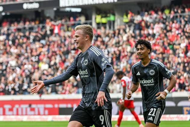 Jubel nach dem Tor zum 1:2 durch Jonathan Burkardt (Eintracht Frankfurt, 09) mit Nathaniel Brown (Eintracht Frankfurt, 21) GER, SC Freiburg - Eintracht Frankfurt, Fussball, Bundesliga, 7. Spieltag, Saison 2025 2026, 19.10.2025 DFL DFB REGULATIONS PROHIBIT ANY USE OF PHOTOGRAPHS AS IMAGE SEQUENCES AND OR QUASI-VIDEO GER, SC Freiburg - Eintracht Frankfurt, Fussball, Bundesliga, 7. Spieltag, Saison 2025 2026, 19.10.2025 Freiburg Copyright: xEibner-Pressefoto ThomasxHessx EP_THS