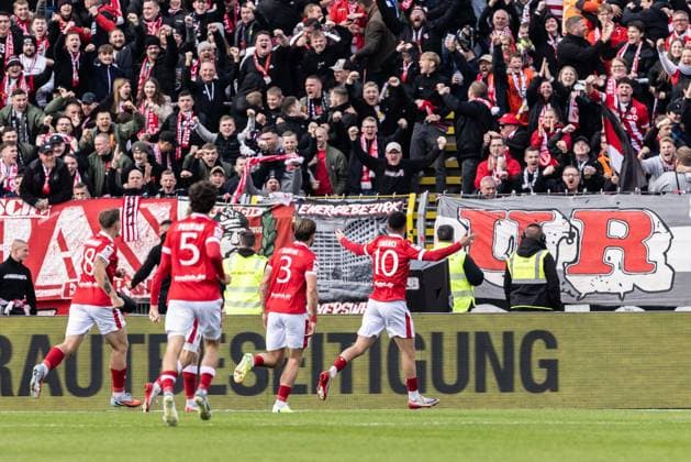 Fussball, Saison 2025 2026, 3. Liga, Donaustadion Ulm, 11. Spieltag, SSV Ulm 1846 Fußball - FC Energie Cottbus, 19.10.2025 19.10.2025, Fussball, Saison 2025 2026, 3. Liga, Donaustadion Ulm, 11. Spieltag, SSV Ulm 1846 Fußball - FC Energie Cottbus, Torjubel Jubel Freude nach Treffer Tor Torschuss zum 0:1 durch 10 Tolcay Cigerci (Energie Cottbus). Foto: Lucca Fundel Ulm Donaustadion Baden-Württemberg Deutschland