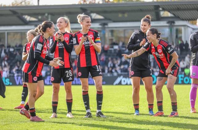 DEU, Frankfurt, Eintracht Frankfurt vs Werder Bremen, Google Pixel Frauen Bundesliga, DFB, Saison 2526, Stadion am Bretanobad, 7. Spieltag im Bild: Eintracht Frankfurt gewinnt mit 2:0 Toren gegen Werder Bremen, Jubel vor den Fans, mit Laura Freigang (Eintracht Frankfurt 10), Rebecka Blomqvist (Eintracht Frankfurt 28) DFB DFL REGULATIONS PROHIBIT ANY USE OF PHOTOGRAPHS AS IMAGE SEQUENCES AND OR QUASI-VIDEO, 19.10.2025 Copyright: HMBxMedia HendrikxHamelau