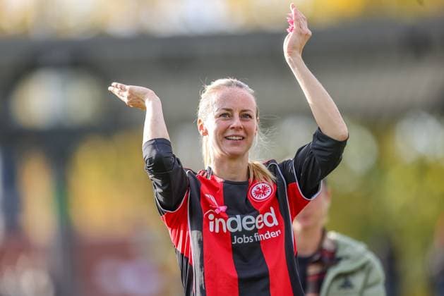 DEU, Frankfurt, Eintracht Frankfurt vs Werder Bremen, Google Pixel Frauen Bundesliga, DFB, Saison 2526, Stadion am Bretanobad, 7. Spieltag im Bild: Eintracht Frankfurt gewinnt mit 2:0 Toren gegen Werder Bremen, Jubel vor den Fans, Amanda Ilestedt (Eintracht Frankfurt 13) DFB DFL REGULATIONS PROHIBIT ANY USE OF PHOTOGRAPHS AS IMAGE SEQUENCES AND OR QUASI-VIDEO, 19.10.2025 Copyright: HMBxMedia HendrikxHamelau