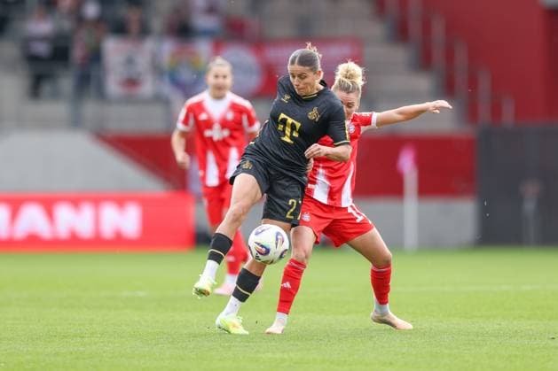 Linda Dallmann (FC Bayern Muenchen, 10) mit Laura Feiersinger (1. FC Koeln, 27), GER, FC Bayern Muenchen vs. 1. FC Koeln, Fussball, Google Pixel Frauen-Bundesliga, 7. Spieltag, Saison 2025 2026, 19.10.2025, DFL DFB REGULATIONS PROHIBIT ANY USE OF PHOTOGRAPHS as IMAGE SEQUENCES and or QUASI-VIDEO, GER, FC Bayern Muenchen vs. 1. FC Koeln, Fussball, Google Pixel Frauen-Bundesliga, 7. Spieltag, Saison 2025 2026, 19.10.2025 Muenchen Copyright: xEibner-Pressefoto JennixMaulx EP_JML