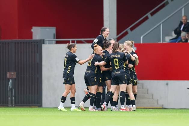 Die Koelner Spielerinnen bejubeln das Tor zum 0:2 durch Sandra Maria Jessen (1. FC Koeln, 06), GER, FC Bayern Muenchen vs. 1. FC Koeln, Fussball, Google Pixel Frauen-Bundesliga, 7. Spieltag, Saison 2025 2026, 19.10.2025, DFL DFB REGULATIONS PROHIBIT ANY USE OF PHOTOGRAPHS as IMAGE SEQUENCES and or QUASI-VIDEO, GER, FC Bayern Muenchen vs. 1. FC Koeln, Fussball, Google Pixel Frauen-Bundesliga, 7. Spieltag, Saison 2025 2026, 19.10.2025 Muenchen Copyright: xEibner-Pressefoto JennixMaulx EP_JML