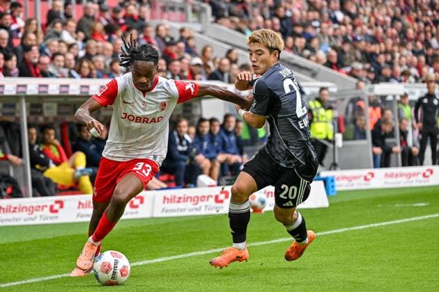 Jordy Makengo (SC Freiburg, 33), Junior Adamu (SC Freiburg, 20) im Laufduell um den Ball. GER, SC Freiburg - Eintracht Frankfurt, Fussball, Bundesliga, 7. Spieltag, Saison 2025 2026, 19.10.2025 DFL DFB REGULATIONS PROHIBIT ANY USE OF PHOTOGRAPHS AS IMAGE SEQUENCES AND OR QUASI-VIDEO GER, SC Freiburg - Eintracht Frankfurt, Fussball, Bundesliga, 7. Spieltag, Saison 2025 2026, 19.10.2025 Freiburg Copyright: xEibner-Pressefoto ThomasxHessx EP_THS