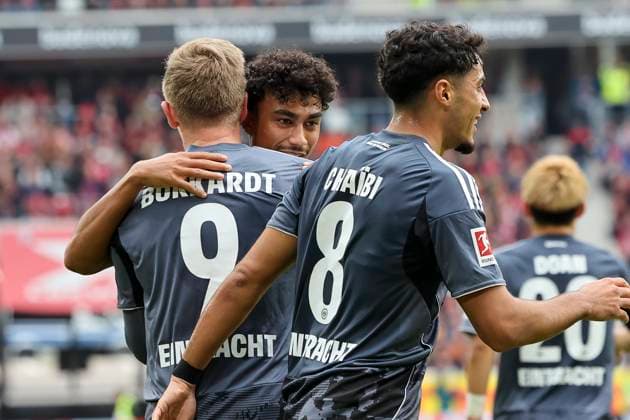 Torjubel Eintracht Frankfurt beim 1:2 durch Jonathan Burkardt (Eintracht Frankfurt, 09) mit Fares Chaibi (Eintracht Frankfurt, 08) und Nathaniel Brown (Eintracht Frankfurt, 21) , Deutschland, Fussball, 1. Bundesliga, 7.Spieltag, 2025 2026, SC Freiburg vs. Eintracht Frankfurt, 19.10.2025, Europa-Park Stadion, Freiburg im Breisgau, Deutschland Freiburg im Breisgau Europa-Park Stadion Baden-Württemberg Deutschland Copyright: xGrantxHubbsx