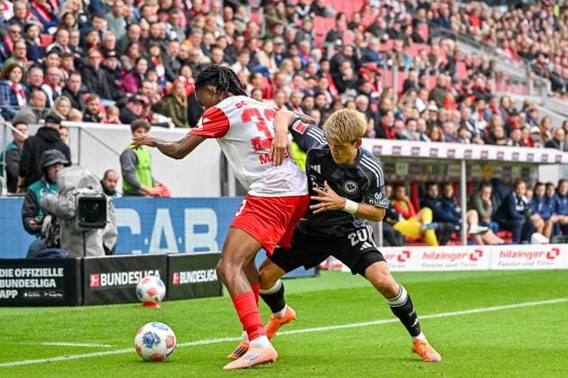 Jordy Makengo (SC Freiburg, 33), Junior Adamu (SC Freiburg, 20) im Duell um den Ball. GER, SC Freiburg - Eintracht Frankfurt, Fussball, Bundesliga, 7. Spieltag, Saison 2025 2026, 19.10.2025 DFL DFB REGULATIONS PROHIBIT ANY USE OF PHOTOGRAPHS AS IMAGE SEQUENCES AND OR QUASI-VIDEO GER, SC Freiburg - Eintracht Frankfurt, Fussball, Bundesliga, 7. Spieltag, Saison 2025 2026, 19.10.2025 Freiburg Copyright: xEibner-Pressefoto ThomasxHessx EP_THS