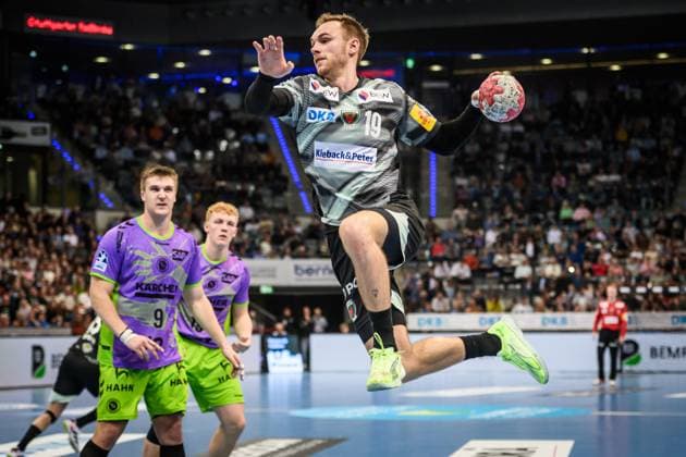 Mathias Gidsel (Fuechse Berlin, 19) - Sprung in den Kreis zum Stuttgarter Tor GER, TVB 1898 Stuttgart - Fuechse Berlin, DAIKIN HBL, Handball, Bundesliga, 9. Spieltag, Spielzeit 2025 2026, 19.10.2025 GER, TVB 1898 Stuttgart - Fuechse Berlin, DAIKIN HBL, Handball, Bundesliga, 9. Spieltag, Spielzeit 2025 2026, 19.10.2025 Stuttgart Copyright: xSandyxDinkelackerx EP_SDR