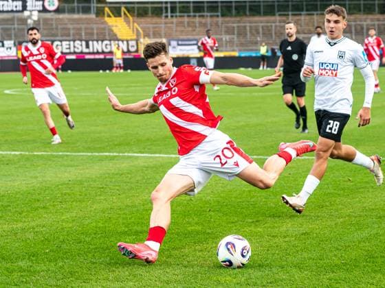 Axel Borgmann (FC Energie Cottbus, 20) mit einem Schuss aufs Tor, GER, SSV Ulm 1846 vs. FC Energie Cottbus, Fussball, 3. Liga, Spielzeit 2025 2026, 19.10.2025, DFB DFL regulations prohibit any use of photographs as image sequences and or quasi-video. GER, SSV Ulm 1846 vs. FC Energie Cottbus, Fussball, 3. Liga, Spielzeit 2025 2026, 19.10.2025 Ulm Copyright: xMichaelxSchmidt Eibner-Pressefotx EP_MST