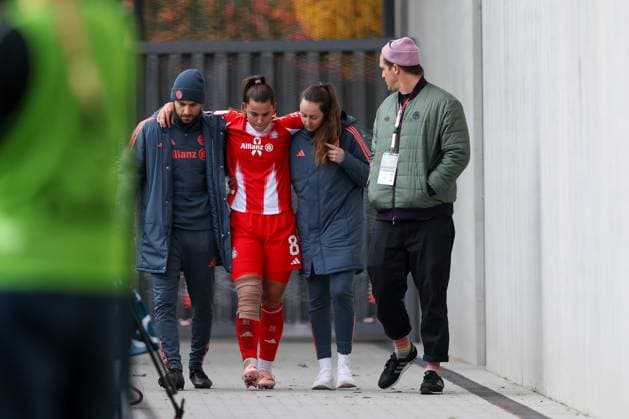 Lena Oberdorf (FC Bayern Muenchen, 08) muss aufgrund einer Verletzung nach ihrer Auswechslung gestuezt werden, GER, FC Bayern Muenchen vs. 1. FC Koeln, Fussball, Google Pixel Frauen-Bundesliga, 7. Spieltag, Saison 2025 2026, 19.10.2025, DFL DFB REGULATIONS PROHIBIT ANY USE OF PHOTOGRAPHS as IMAGE SEQUENCES and or QUASI-VIDEO, GER, FC Bayern Muenchen vs. 1. FC Koeln, Fussball, Google Pixel Frauen-Bundesliga, 7. Spieltag, Saison 2025 2026, 19.10.2025 Muenchen Copyright: xEibner-Pressefoto JennixMaulx EP_JML