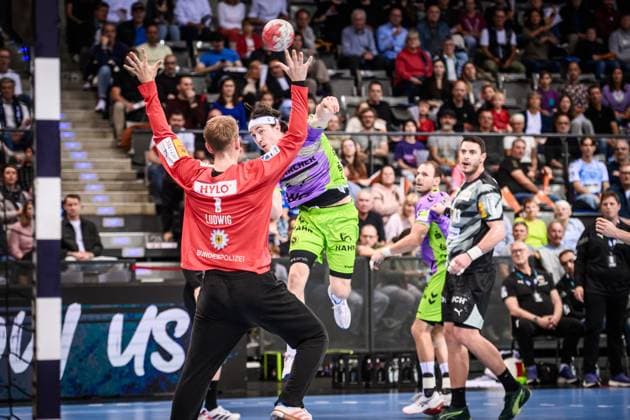 Kasper Thorsen Lien (TVB Stuttgart, 07) vs. Lasse Ludwig (Fuechse Berlin, 01) GER, TVB 1898 Stuttgart - Fuechse Berlin, DAIKIN HBL, Handball, Bundesliga, 9. Spieltag, Spielzeit 2025 2026, 19.10.2025 GER, TVB 1898 Stuttgart - Fuechse Berlin, DAIKIN HBL, Handball, Bundesliga, 9. Spieltag, Spielzeit 2025 2026, 19.10.2025 Stuttgart Copyright: xSandyxDinkelackerx EP_SDR