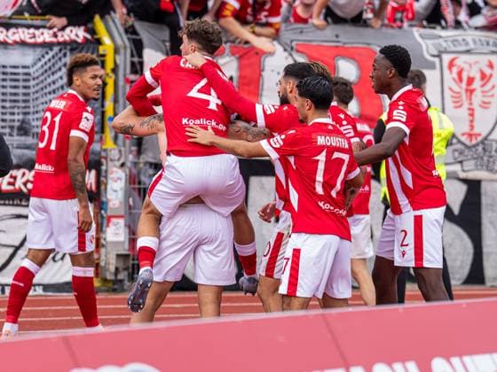 Die Mannschaft des FC Energie Cottbus jubelt mit den Fans, GER, SSV Ulm 1846 vs. FC Energie Cottbus, Fussball, 3. Liga, Spielzeit 2025 2026, 19.10.2025, DFB DFL regulations prohibit any use of photographs as image sequences and or quasi-video. GER, SSV Ulm 1846 vs. FC Energie Cottbus, Fussball, 3. Liga, Spielzeit 2025 2026, 19.10.2025 Ulm Copyright: xMichaelxSchmidt Eibner-Pressefotx EP_MST