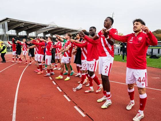 Die Mannschaft des FC Energie Cottbus feiert nach dem Sieg mit den Fans, GER, SSV Ulm 1846 vs. FC Energie Cottbus, Fussball, 3. Liga, Spielzeit 2025 2026, 19.10.2025, DFB DFL regulations prohibit any use of photographs as image sequences and or quasi-video. GER, SSV Ulm 1846 vs. FC Energie Cottbus, Fussball, 3. Liga, Spielzeit 2025 2026, 19.10.2025 Ulm Copyright: xMichaelxSchmidt Eibner-Pressefotx EP_MST