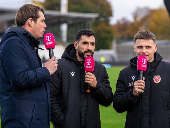 Tolcay Cigerci (FC Energie Cottbus, 10) und Erik Engelhardt (FC Energie Cottbus, 18) schauen sich nach dem Spiel. beim Interview mit Magenta TGV die Tore an, GER, SSV Ulm 1846 vs. FC Energie Cottbus, Fussball, 3. Liga, Spielzeit 2025 2026, 19.10.2025, DFB DFL regulations prohibit any use of photographs as image sequences and or quasi-video. GER, SSV Ulm 1846 vs. FC Energie Cottbus, Fussball, 3. Liga, Spielzeit 2025 2026, 19.10.2025 Ulm Copyright: xMichaelxSchmidt Eibner-Pressefotx EP_MST