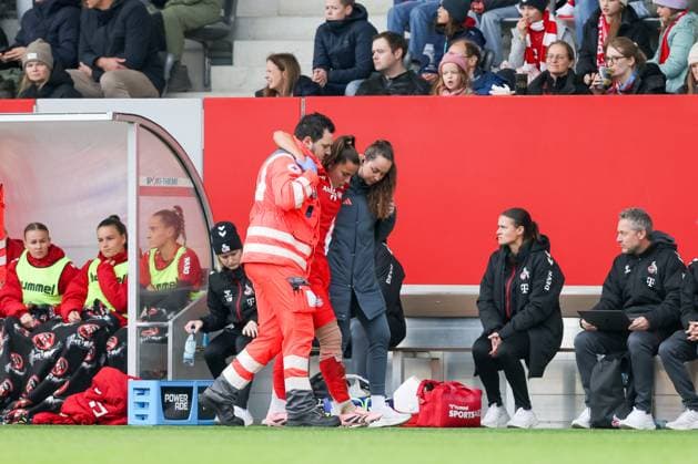 Lena Oberdorf (FC Bayern Muenchen, 08) wird nach ihrer Verletzung ausgewechselt, GER, FC Bayern Muenchen vs. 1. FC Koeln, Fussball, Google Pixel Frauen-Bundesliga, 7. Spieltag, Saison 2025 2026, 19.10.2025, DFL DFB REGULATIONS PROHIBIT ANY USE OF PHOTOGRAPHS as IMAGE SEQUENCES and or QUASI-VIDEO, GER, FC Bayern Muenchen vs. 1. FC Koeln, Fussball, Google Pixel Frauen-Bundesliga, 7. Spieltag, Saison 2025 2026, 19.10.2025 Muenchen Copyright: xEibner-Pressefoto JennixMaulx EP_JML