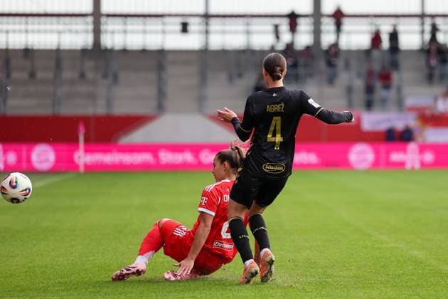 Lena Oberdorf (FC Bayern Muenchen, 08) mit Sara Agrez (1. FC Koeln, 04), GER, FC Bayern Muenchen vs. 1. FC Koeln, Fussball, Google Pixel Frauen-Bundesliga, 7. Spieltag, Saison 2025 2026, 19.10.2025, DFL DFB REGULATIONS PROHIBIT ANY USE OF PHOTOGRAPHS as IMAGE SEQUENCES and or QUASI-VIDEO, GER, FC Bayern Muenchen vs. 1. FC Koeln, Fussball, Google Pixel Frauen-Bundesliga, 7. Spieltag, Saison 2025 2026, 19.10.2025 Muenchen Copyright: xEibner-Pressefoto JennixMaulx EP_JML