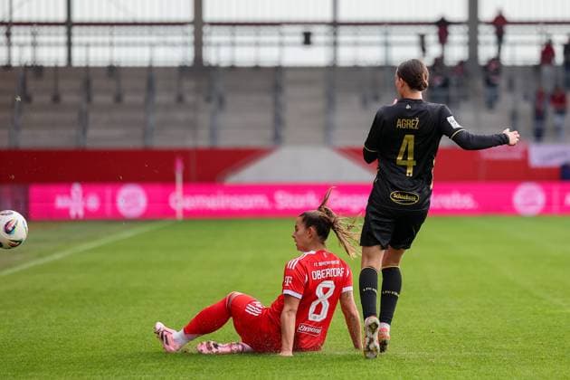 Lena Oberdorf (FC Bayern Muenchen, 08) mit Sara Agrez (1. FC Koeln, 04), GER, FC Bayern Muenchen vs. 1. FC Koeln, Fussball, Google Pixel Frauen-Bundesliga, 7. Spieltag, Saison 2025 2026, 19.10.2025, DFL DFB REGULATIONS PROHIBIT ANY USE OF PHOTOGRAPHS as IMAGE SEQUENCES and or QUASI-VIDEO, GER, FC Bayern Muenchen vs. 1. FC Koeln, Fussball, Google Pixel Frauen-Bundesliga, 7. Spieltag, Saison 2025 2026, 19.10.2025 Muenchen Copyright: xEibner-Pressefoto JennixMaulx EP_JML