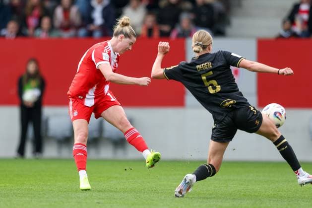 Torschuss durch Alara Sehitler (FC Bayern Muenchen, 14), mit Celina Degen (1. FC Koeln, 05), GER, FC Bayern Muenchen vs. 1. FC Koeln, Fussball, Google Pixel Frauen-Bundesliga, 7. Spieltag, Saison 2025 2026, 19.10.2025, DFL DFB REGULATIONS PROHIBIT ANY USE OF PHOTOGRAPHS as IMAGE SEQUENCES and or QUASI-VIDEO, GER, FC Bayern Muenchen vs. 1. FC Koeln, Fussball, Google Pixel Frauen-Bundesliga, 7. Spieltag, Saison 2025 2026, 19.10.2025 Muenchen Copyright: xEibner-Pressefoto JennixMaulx EP_JML