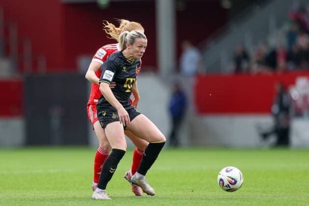 Sandra Maria Jessen (1. FC Koeln, 06) mit Stine Ballisager (FC Bayern Muenchen, 03), GER, FC Bayern Muenchen vs. 1. FC Koeln, Fussball, Google Pixel Frauen-Bundesliga, 7. Spieltag, Saison 2025 2026, 19.10.2025, DFL DFB REGULATIONS PROHIBIT ANY USE OF PHOTOGRAPHS as IMAGE SEQUENCES and or QUASI-VIDEO, GER, FC Bayern Muenchen vs. 1. FC Koeln, Fussball, Google Pixel Frauen-Bundesliga, 7. Spieltag, Saison 2025 2026, 19.10.2025 Muenchen Copyright: xEibner-Pressefoto JennixMaulx EP_JML
