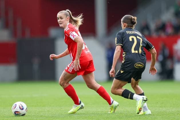 Georgia Stanway (FC Bayern Muenchen, 31) mit Laura Feiersinger (1. FC Koeln, 27), GER, FC Bayern Muenchen vs. 1. FC Koeln, Fussball, Google Pixel Frauen-Bundesliga, 7. Spieltag, Saison 2025 2026, 19.10.2025, DFL DFB REGULATIONS PROHIBIT ANY USE OF PHOTOGRAPHS as IMAGE SEQUENCES and or QUASI-VIDEO, GER, FC Bayern Muenchen vs. 1. FC Koeln, Fussball, Google Pixel Frauen-Bundesliga, 7. Spieltag, Saison 2025 2026, 19.10.2025 Muenchen Copyright: xEibner-Pressefoto JennixMaulx EP_JML