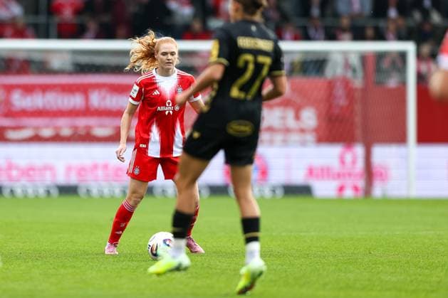 Stine Ballisager (FC Bayern Muenchen, 03) mit Laura Feiersinger (1. FC Koeln, 27), GER, FC Bayern Muenchen vs. 1. FC Koeln, Fussball, Google Pixel Frauen-Bundesliga, 7. Spieltag, Saison 2025 2026, 19.10.2025, DFL DFB REGULATIONS PROHIBIT ANY USE OF PHOTOGRAPHS as IMAGE SEQUENCES and or QUASI-VIDEO, GER, FC Bayern Muenchen vs. 1. FC Koeln, Fussball, Google Pixel Frauen-Bundesliga, 7. Spieltag, Saison 2025 2026, 19.10.2025 Muenchen Copyright: xEibner-Pressefoto JennixMaulx EP_JML