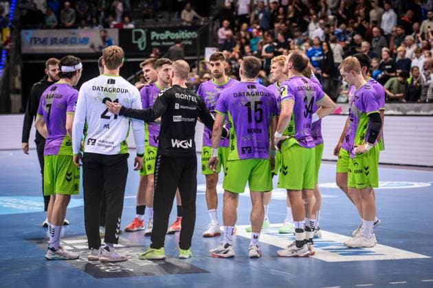 Geknickte Stimmung beim Team des TVB Stuttgart nach Heimniederlage gegen Berlin GER, TVB 1898 Stuttgart - Fuechse Berlin, DAIKIN HBL, Handball, Bundesliga, 9. Spieltag, Spielzeit 2025 2026, 19.10.2025 GER, TVB 1898 Stuttgart - Fuechse Berlin, DAIKIN HBL, Handball, Bundesliga, 9. Spieltag, Spielzeit 2025 2026, 19.10.2025 Stuttgart Copyright: xSandyxDinkelackerx EP_SDR
