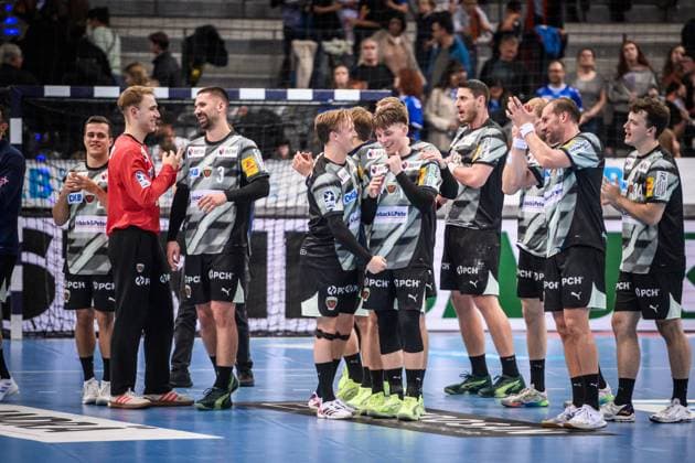 Team der Fuechse Berlin freut sich ueber Auswaertssieg in Stuttgart, li. Lasse Ludwig (Fuechse Berlin, 01), Fabian Wiede (Fuechse Berlin, 03) GER, TVB 1898 Stuttgart - Fuechse Berlin, DAIKIN HBL, Handball, Bundesliga, 9. Spieltag, Spielzeit 2025 2026, 19.10.2025 GER, TVB 1898 Stuttgart - Fuechse Berlin, DAIKIN HBL, Handball, Bundesliga, 9. Spieltag, Spielzeit 2025 2026, 19.10.2025 Stuttgart Copyright: xSandyxDinkelackerx EP_SDR