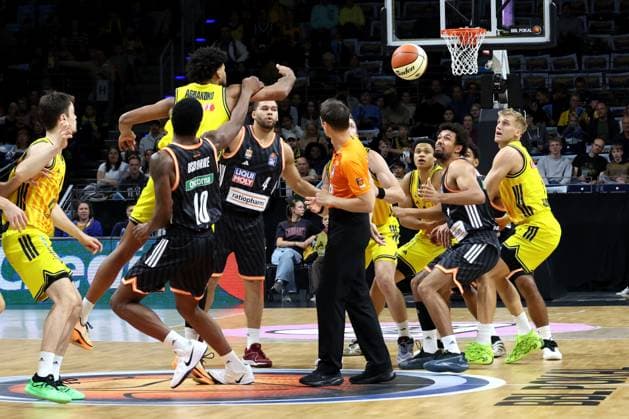 DEU, BBL-POkal, ALBA vs. Rathiofarm Ulm, 19.10.2025, Max-Schmeling-Halle, Berlin, DEU, BBL-POkal, ALBA vs. Rathiofarm Ulm, im Bild ALBA-Spieler, Rejean Boogie Ellis (ALBA Berlin 8), Sam Griesel (ALBA Berlin 5), Jack Kayil( ALBA Berlin 7), Malik Osborne (ratiopharm Ulm 10), Christopher Ledlum (ratiopharm Ulm 4), Len Schormann (ratiopharm Ulm 1)