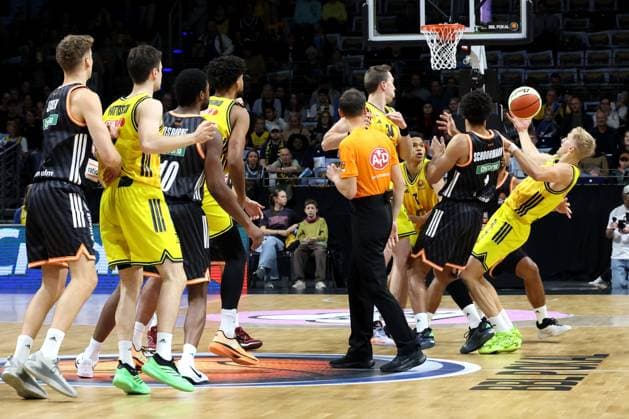 DEU, BBL-POkal, ALBA vs. Rathiofarm Ulm, 19.10.2025, Max-Schmeling-Halle, Berlin, DEU, BBL-POkal, ALBA vs. Rathiofarm Ulm, im Bild ALBA-Spieler, Rejean Boogie Ellis (ALBA Berlin 8), Sam Griesel (ALBA Berlin 5), Jack Kayil( ALBA Berlin 7), Malik Osborne (ratiopharm Ulm 10), Christopher Ledlum (ratiopharm Ulm 4), Len Schormann (ratiopharm Ulm 1)