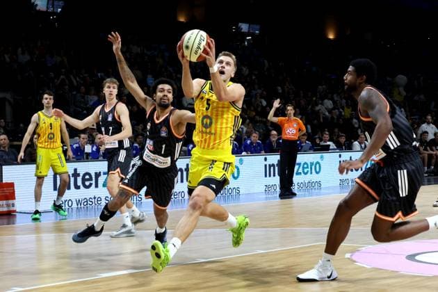 DEU, BBL-POkal, ALBA vs. Rathiofarm Ulm, 19.10.2025, Max-Schmeling-Halle, Berlin, DEU, BBL-POkal, ALBA vs. Rathiofarm Ulm, im Bild Sam Griesel (ALBA Berlin 5), Len Schormann (ratiopharm Ulm 1)