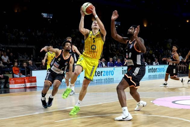 DEU, BBL-POkal, ALBA vs. Rathiofarm Ulm, 19.10.2025, Max-Schmeling-Halle, Berlin, DEU, BBL-POkal, ALBA vs. Rathiofarm Ulm, im Bild Sam Griesel (ALBA Berlin 5), Len Schormann (ratiopharm Ulm 1), Malik Osborne (ratiopharm Ulm 10)